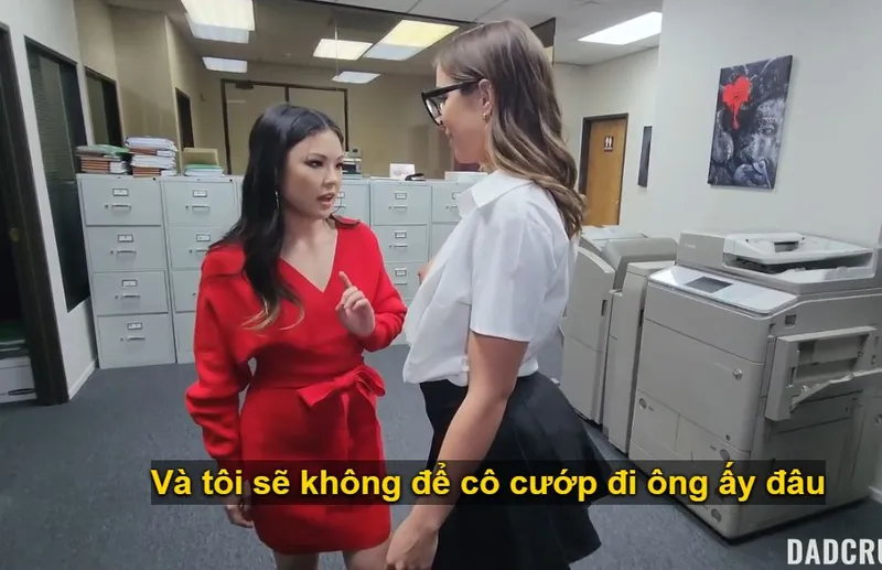 Bố dượng may mắn phang cùng lúc con nhỏ và em trợ lý riêng
